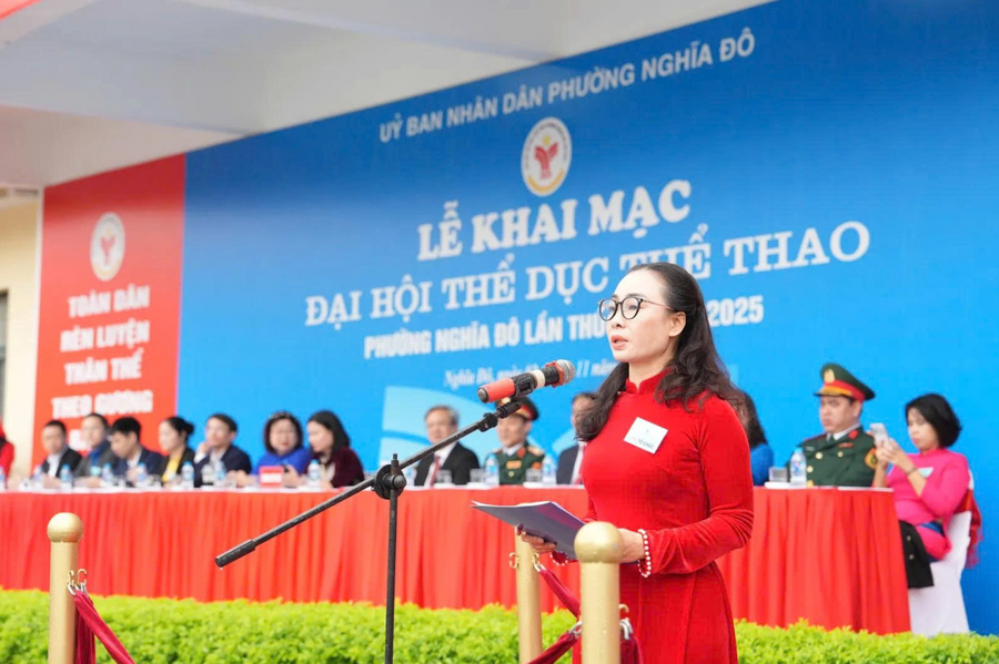 Phó Chủ tịch UBND phường Nghĩa Đô Phan Thị Thu Hà phát biểu khai mạc Đại hội.