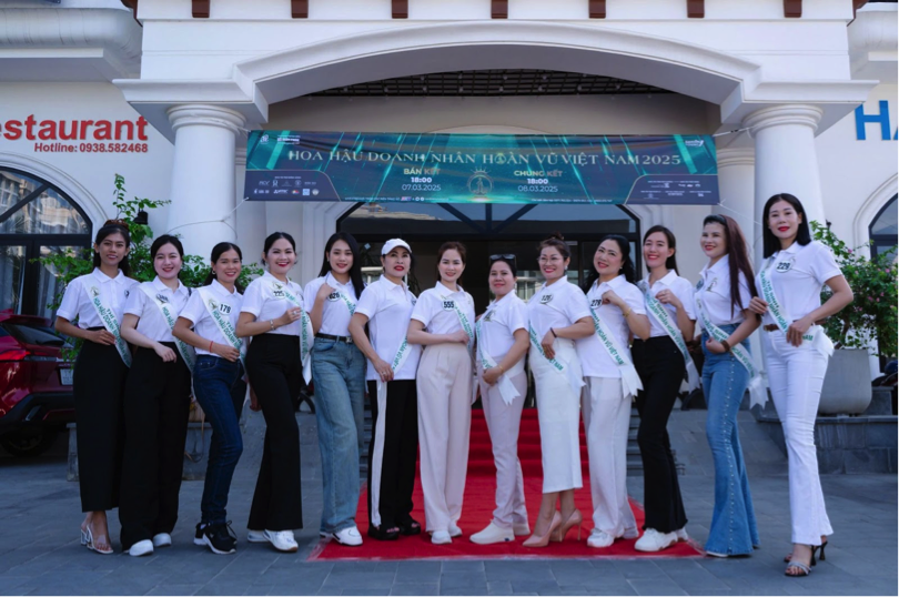 Th.s, Hoa hậu Lê Thị Thơ - chủ tịch cuộc thi cùng thí sinh.