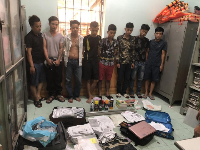 Các đối tượng bị bắt cùng tang vật.