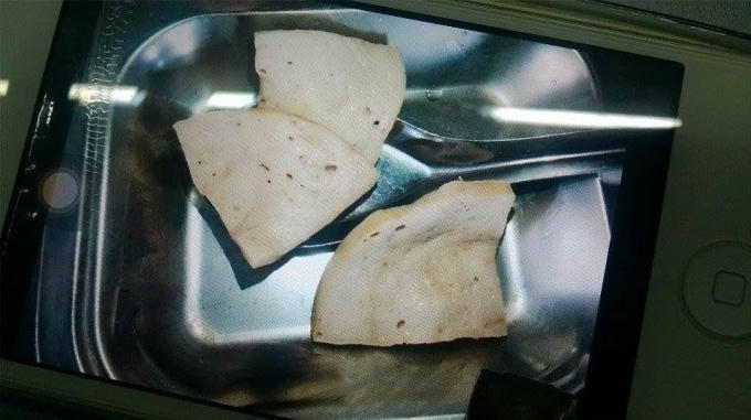 Miếng giò được cho là có giòi ? (Ảnh do công nhân công ty cung cấp)