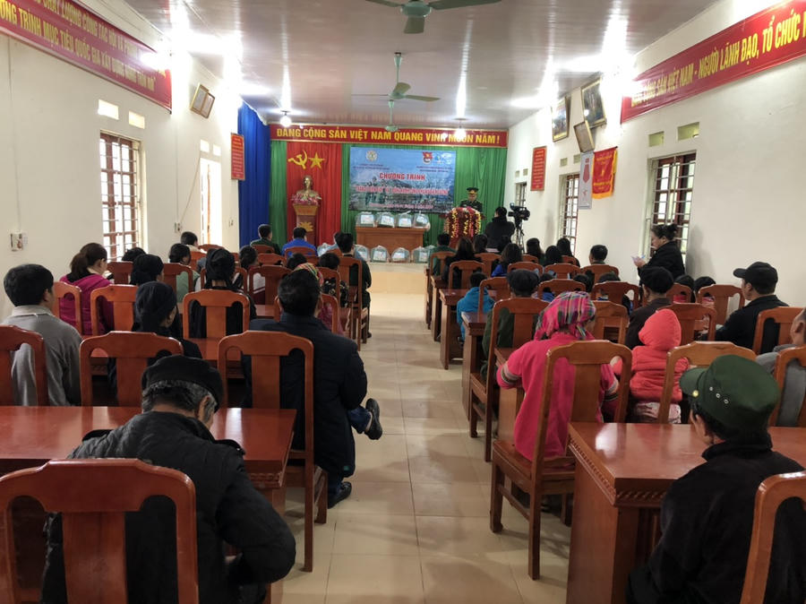 Hoạt động thăm, tặng quà tại xã Nàn Xỉn.