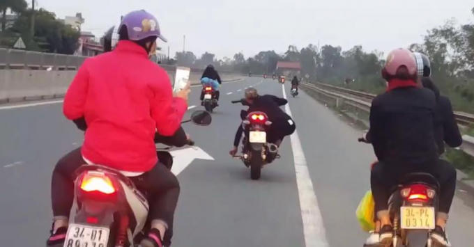 Những pha l&aacute;i xe của nam thanh ni&ecirc;n khiến người tham gia giao th&ocirc;ng xung quanh khiếp sợ (Ảnh: căt từ clip)