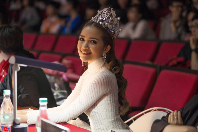 Hoa hậu Ngọc Châu đội vương miện khoe vẻ đep dịu dàng trong tà áo dài trắng