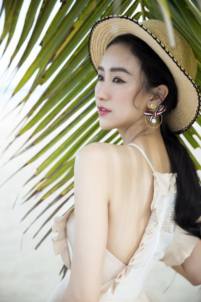 Cô đã tinh tế chọn lựa những bộ váy trắng mềm mại, kết hợp họa tiết ren nữ tính hay phá cách trong những bộ váy hở vai hờ hững, tất cả mang lại hình ảnh một hình ảnh Hà Thu tươi mới và rạng ngời.