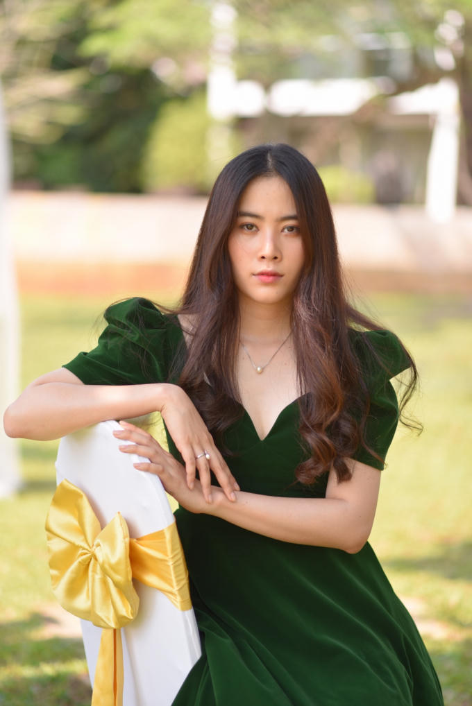 Bộ phim xoay quanh câu chuyện vô cùng thú vị, bất đắc dĩ trở thành ngờ thứ 3 trong câu chuyện tình giữa chàng bác sĩ điển trai, cô thực tập sinh Nam Em liệu có vững vàng để tiếp tục “chiến đấu” với những khó khăn trong cuộc sống?