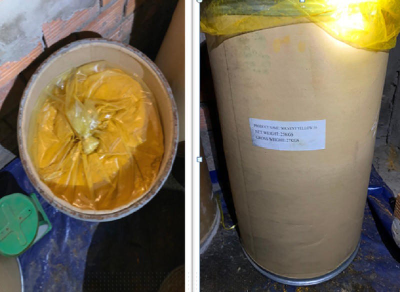 Hóa chất dùng tạo màu xăng. Ảnh: VH. 