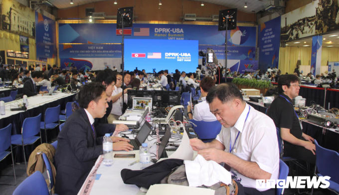 Các phóng viên nước ngoài miệt mài tác nghiệp ở Trung tâm báo chí.