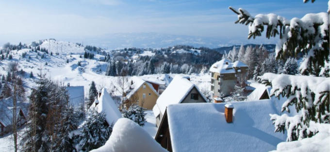 Tuyết bao phủ các mái nhà ở Kopaonik, Serbia. (Ảnh: Serbia.com)