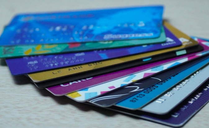 Khách hàng muốn tiếp tục thực hiện các giao dịch thẻ cần nhanh chóng chuyển đổi sang thẻ ATM sử dụng công nghệ chip (Ảnh: Mỹ Tâm).