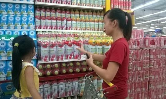 Người tiêu dùng mua sản phẩm nước uống sữa trái cây Minute Maid Nutriboost, nước cam có tép của Coca Cola tại hai siêu thị BigC, Intimex. (ảnh chụp sáng 4/7)