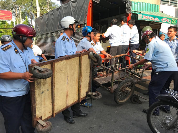 Xe bán hàng rong bị tịch thu.