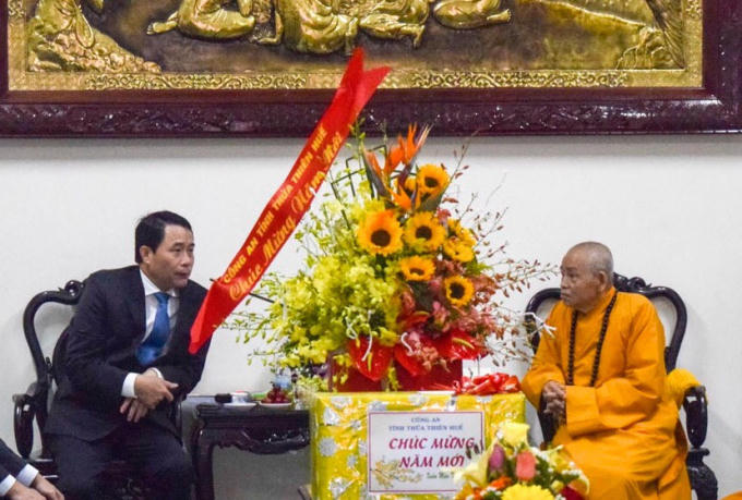 Đại tá Lê Quốc Hùng và Hoà thượng Thích Đức Phương .