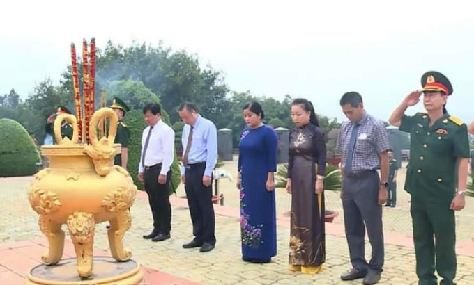 Đoàn đại biểu Tỉnh ủy, HĐND, UBND, Ủy ban MTTQ Việt Nam Tỉnh tưởng nhớ công ơn các anh hùng liệt sĩ đã hy sinh vì sự nghiệp giải phóng dân tộc.