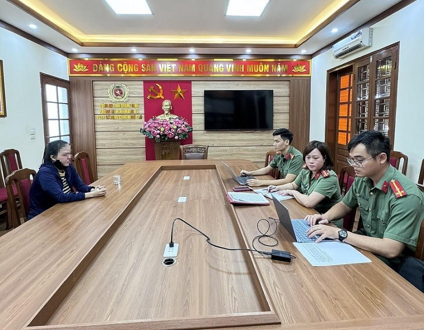 Lực lượng chức năng Công an tỉnh Quảng Ninh làm việc với đối tượng tung tin thất thiệt gây hoang mang dư luận. Ảnh: CA Quảng Ninh.