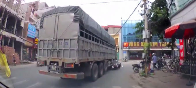 Người phụ nữ mắc kẹt dưới bánh xe tải sau vụ tai nạn.