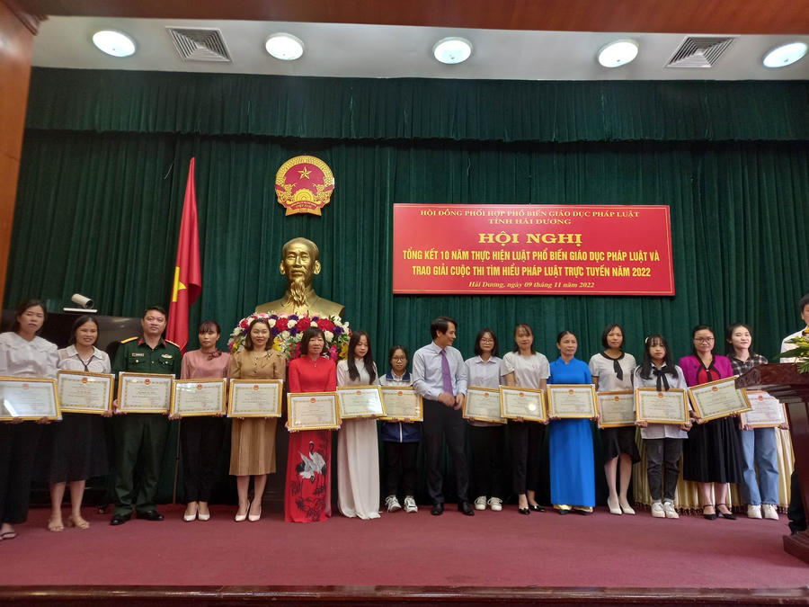 Ban tổ chức Cuộc thi “Tìm hiểu pháp luật trực tuyến” năm 2022 đã trao giải thưởng cho các tập thể và cá nhân đoạt giải tại cuộc thi.
