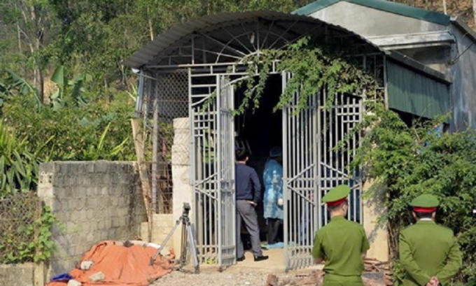 Lực lượng chức năng Công an tỉnh Điện Biên tiến hành khám nhà nghi phạm Bui Văn Công lần hai.