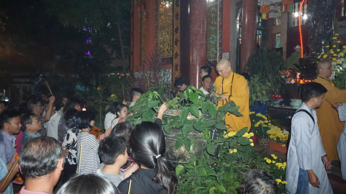 HT.Thích Thanh Sơn mặc dù 87 tuổi vẫn phát lộc đêm giao thừa cho Phật tử.              Tại Chùa Vạn Thọ Quận 1.                    Phát lộc - một biểu tượng cầu may mắn dịp xuân về.                    Người đi mỗi lúc một đông.                    Cầu nguyện cho gia đình.                    Mỗi người một sở nguyện.                    Đường chật cứng khi người dân đổ về chùa Vĩnh Nghiêm Quận 3.                    Nhiều người liều mình đi bộ qua đường rất nguy hiểm.                    Nhà nhà đi chùa xin lộc đầu năm.                    Gửi tâm nguyện tới đức Quán Thế Âm.                    Nhất tâm cầu nguyện                    Các bạn trẻ cũng đi lễ chùa cầu bình an.