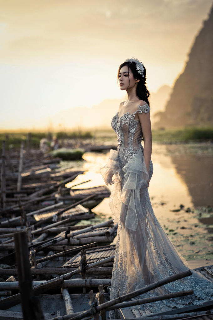 Trong ngày trọng đại, các cô gái đều muốn mình trở nên lộng lẫy nhất. Những thiết kế với chi tiết ren được xếp ly công phu góp phần tạo nên sự nổi bật cho người mặc.