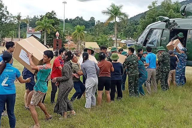 Tổ bay Mi-17 số hiệu 7844 của Trung đoàn 916 (Sư đoàn Không quân 371, Quân chủng Phòng không - Không quân) đưa hàng cứu trợ tới tỉnh Điện Biên, sáng 3/8.