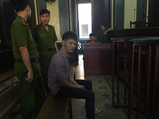 Bị cáo Huỳnh Thanh Sơn trước vành móng ngựa. (Ảnh: internet)