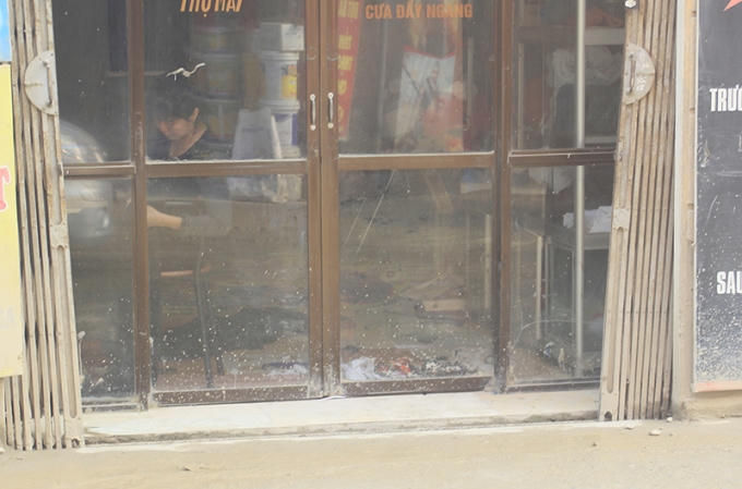 Với những hộ dân sống trên phố này thì càng thực sự khốn khổ, không dám mở cửa hàng ngày