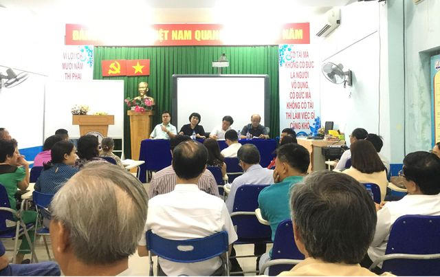 Buổi họp lấy ý kiến cư dân về quyết định di dời.