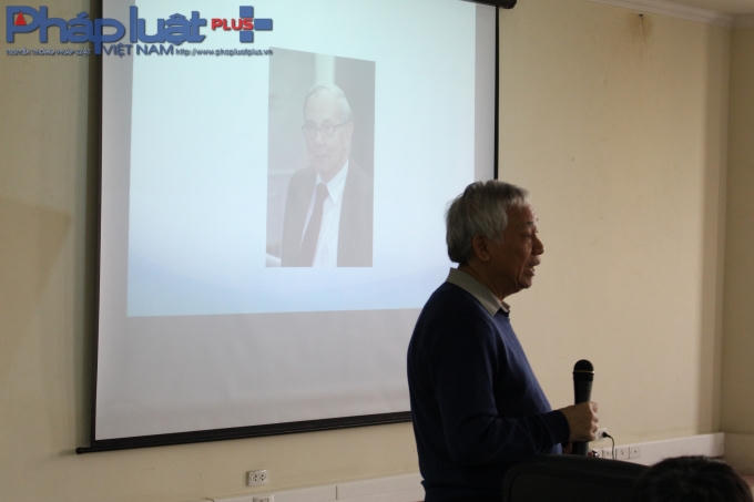 GS Hà Huy Khoái thuyết trình chủ đề: "Ích gì, toán học?" (Ảnh: Đức Biên)