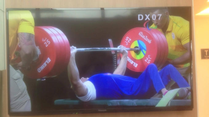 Lê Văn Công luôn nỗ lực trong các lần nâng tạ. Ảnh: Cao Ngọc Hùng