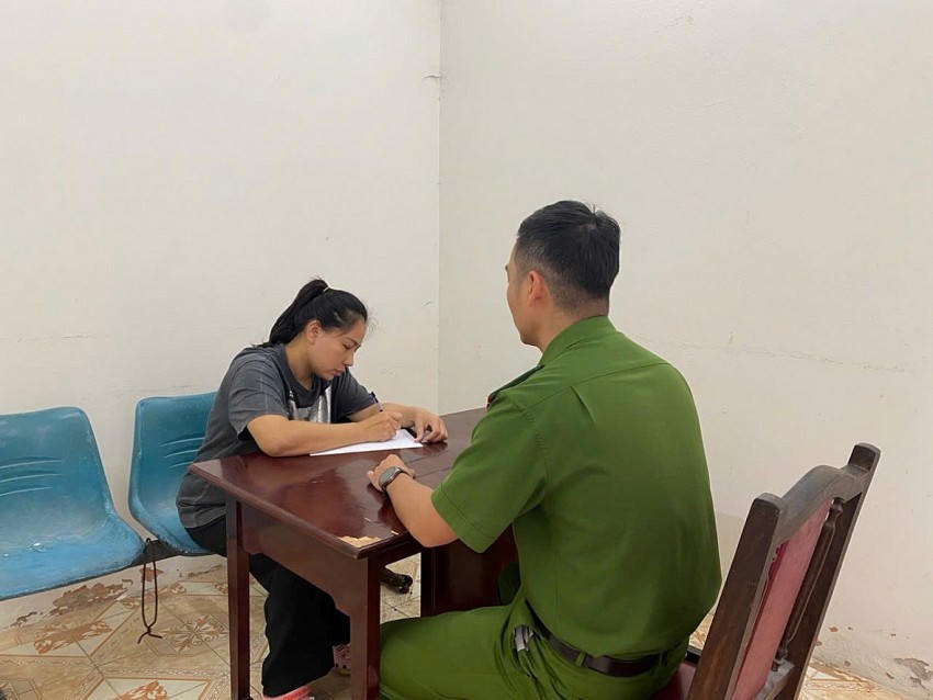 Đối tượng Hoàng Thị Thu Hiền tại cơ quan Công an.