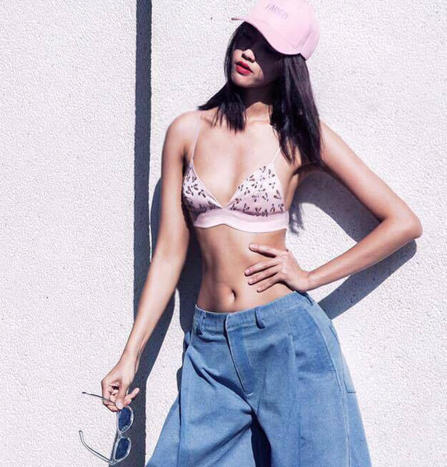 Street style của Nguyễn Oanh cũng gây choáng.