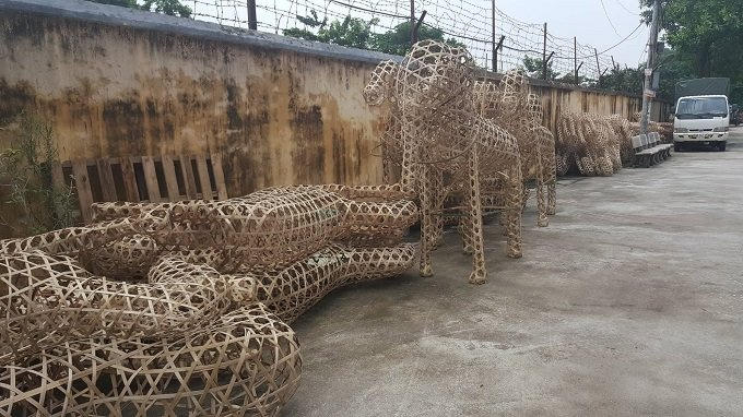 Làng nghề Phúc Am là một trong những địa điểm lớn ở miền Bắc chuyên cung cấp các loại mặt hàng liên quan đến đồ mã. Mọi con đường dẫn vào làng đều phơi đầy khung hình ngựa, voi bằng tre, sau khi khô sẽ được gia công, dán giấy màu sặc sỡ.