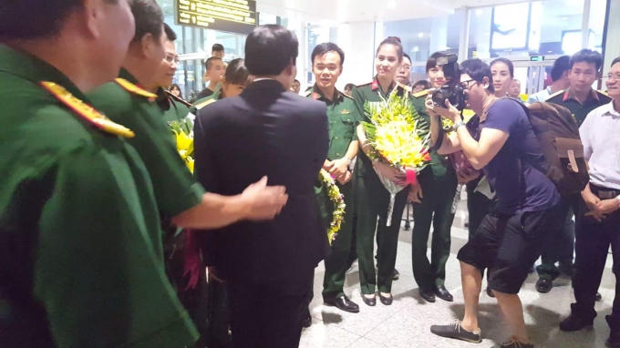 Đồng đội của anh ở Trung tâm TDTT Quân đội tới chúc mừng. Ảnh: Phan Huy Trung