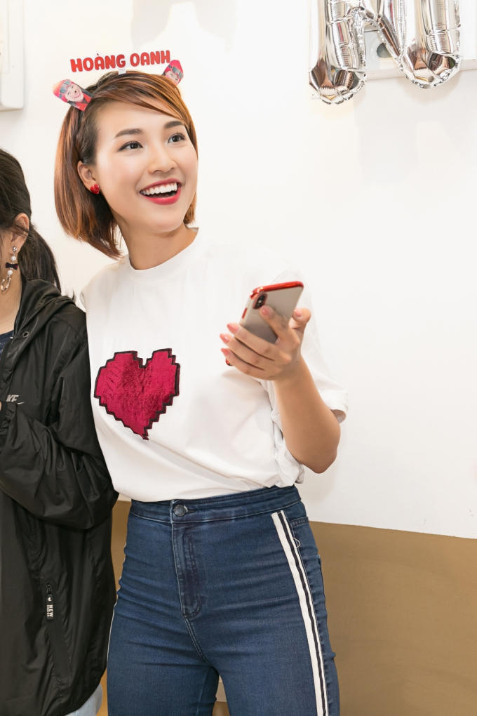 Hoàng Oanh gọi điện tỏ tình Hoàng Yến Chibi, Jun Vũ tại buổi họp fan