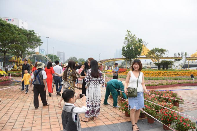 Nhiều người dân du xuân sớm