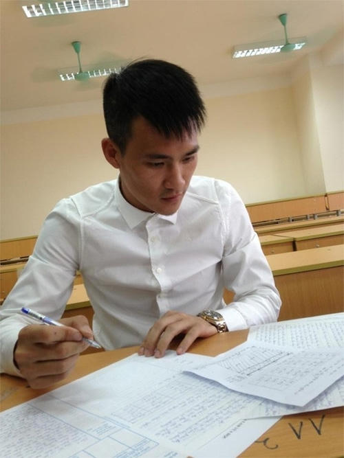 Hình ảnh Công Vinh làm bài thi tại Đại học Luật lan truyền rộng rãi và được fan rất thích thú