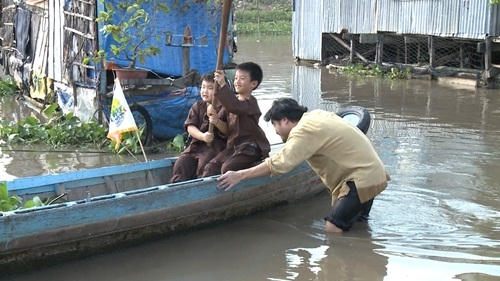Bế tắc không tháo gỡ được, bố Minh Đỗ đành phải chèo thuyền theo cách của mình.