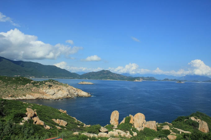 Leo lên đỉnh hải đăng và căng tầm mắt, nơi núi và biển giao nhau. Nước biển hiện lên một màu xanh ngọc  bích tuyệt đẹp, khi có ánh nắng mặt trời, nước biển lại đổi sang màu xanh dương nhẹ nhàng trong trẻo.