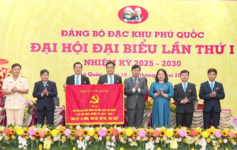 Ban Chấp hành Đảng bộ tỉnh An Giang trao tặng bức trướng mang dòng chữ “Đoàn kết - Kỷ cương - Sáng tạo - Đột phá - Phát triển” cho Đảng bộ và nhân dân Đặc khu Phú Quốc
