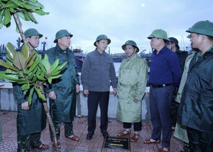 Phó Thủ tướng giao Bộ Nông nghiệp và Môi trường, Bộ Quốc phòng, Bộ Xây dựng làm Trưởng đoàn trực tiếp đi đôn đốc, hướng dẫn, phối hợp với các địa phương triển khai công tác ứng phó với bão số 13 - Ảnh: VGP