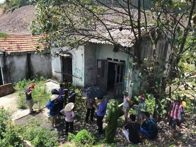 Hiện trường ngôi nhà hoang nơi phát hiện thi thể người đàn ông đang trong tình trạng phân hủy.