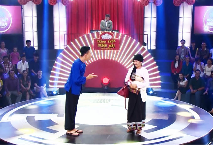 Danh hài Trấn Thành chạy lên sân khấu nhắc đi nhắc lại cái duyên của chị Dần.