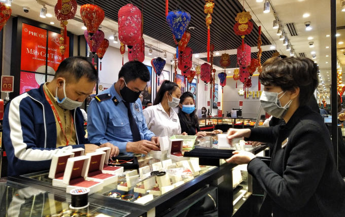 Năm nay, tác động của dịch bệnh do virus corona đang ảnh hướng lớn đến ngày vàng Thần Tài. Ảnh: Lê Hải