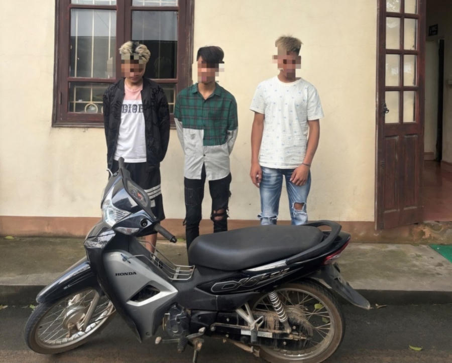 Nhóm đối tượng cùng tang vật vụ án tại cơ quan Công an.