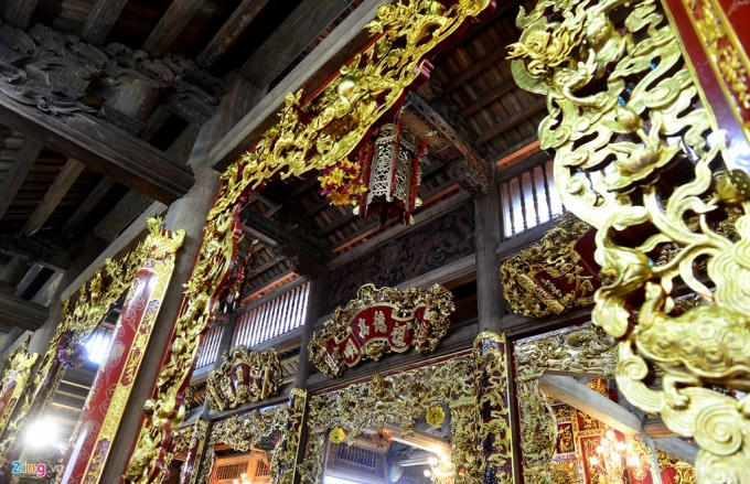 Khung cảnh choáng ngợp với vô số chi tiết chạm trổ, uốn lượn khi khách nhìn lên phía trên. Công trình mang ý nghĩa linh thiêng với tâm nguyện quy tụ các nghệ sĩ về một nơi để hướng đến việc giữ gìn nét văn hóa truyền thống.