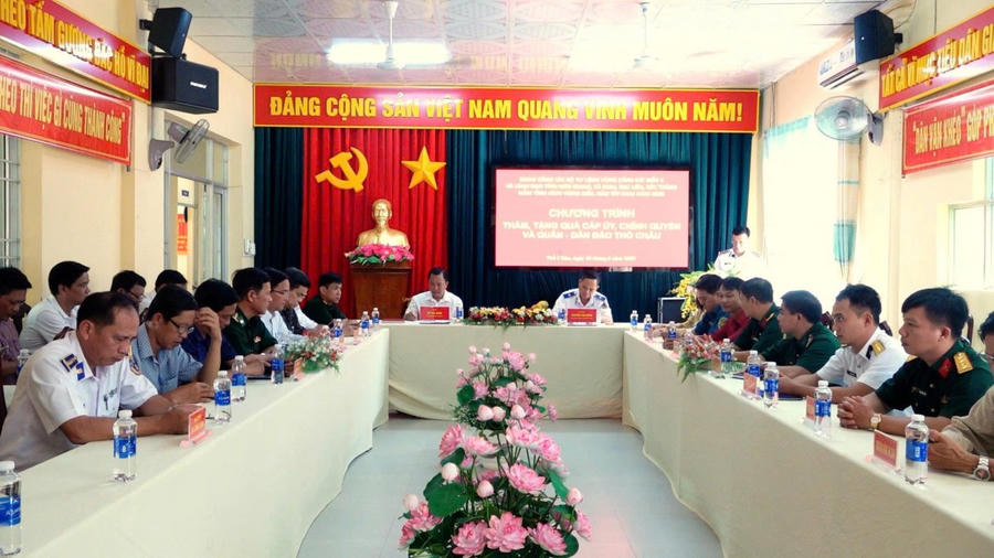 Quang cảnh hoạt động thăm, tặng quà cấp ủy, chính quyền và quân – dân Đảo Thổ Châu