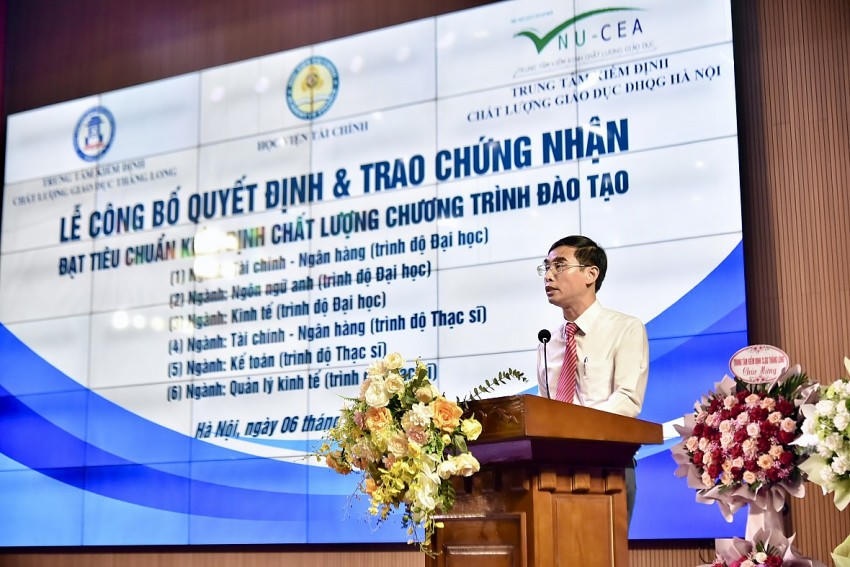 GS.TS Chúc Anh Tú, Trưởng ban Khảo thí và quản lý chất lượng công bố Quyết định.