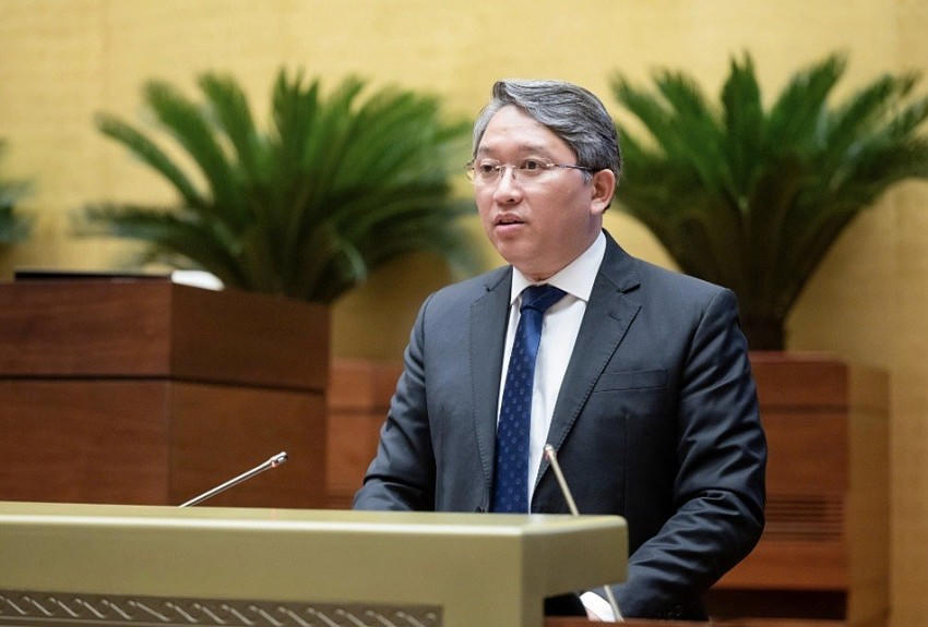 Bộ trưởng Bộ Tư pháp Nguyễn Hải Ninh trình bày nội dung Chính phủ đề xuất thẩm quyền mới cho cấp xã. (Ảnh: Media Quốc hội)