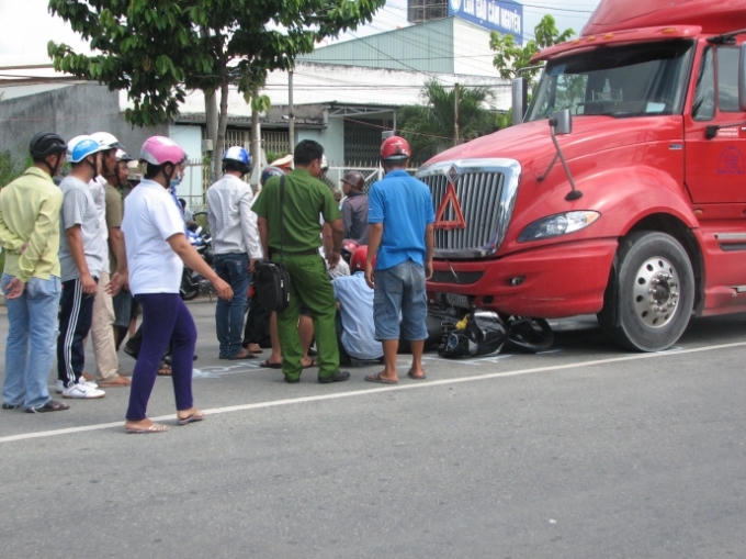 Lực lượng chức năng đang tiến hành khám nghiệm hiện trường.