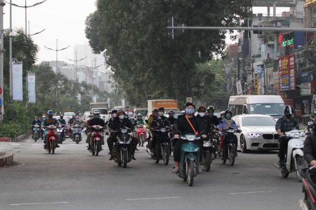 Ngày 31/3, Thủ tướng Chính phủ ban hành Chỉ thị 16 về các biện pháp cấp bách phòng, chống dịch COVID-19, khuyến cáo mọi người dân ở trong nhà, chỉ được ra ngoài trong các trường hợp khẩn cấp như cấp cứu, mua thuốc men, mua lương thực, thực phẩm. Tuy nhiên, sau một tuần thực hiện lệnh cách ly toàn xã hội nghiêm túc thì nay đường phố Hà Nội bất ngờ đông đúc trở lại.